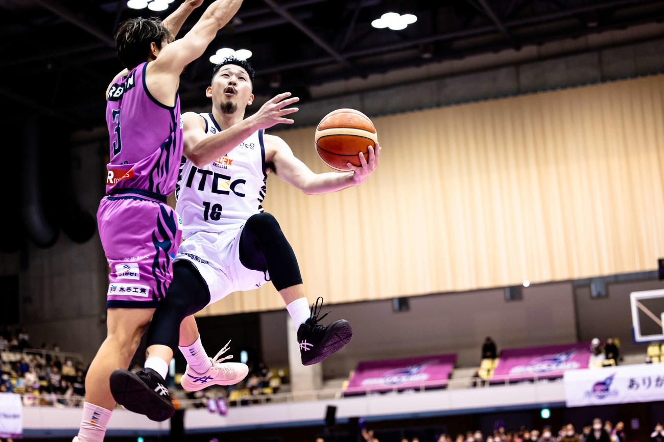 敵陣リングに向かい攻撃をしかけるベルテックス静岡の橋本（C）B・LEAGUE