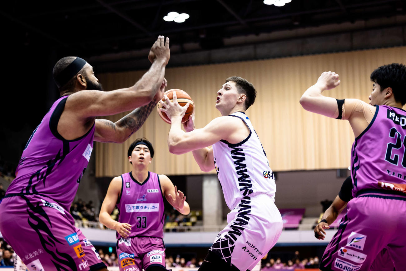 シュートを狙うベルテックス静岡のハーラー（C）B・LEAGUE