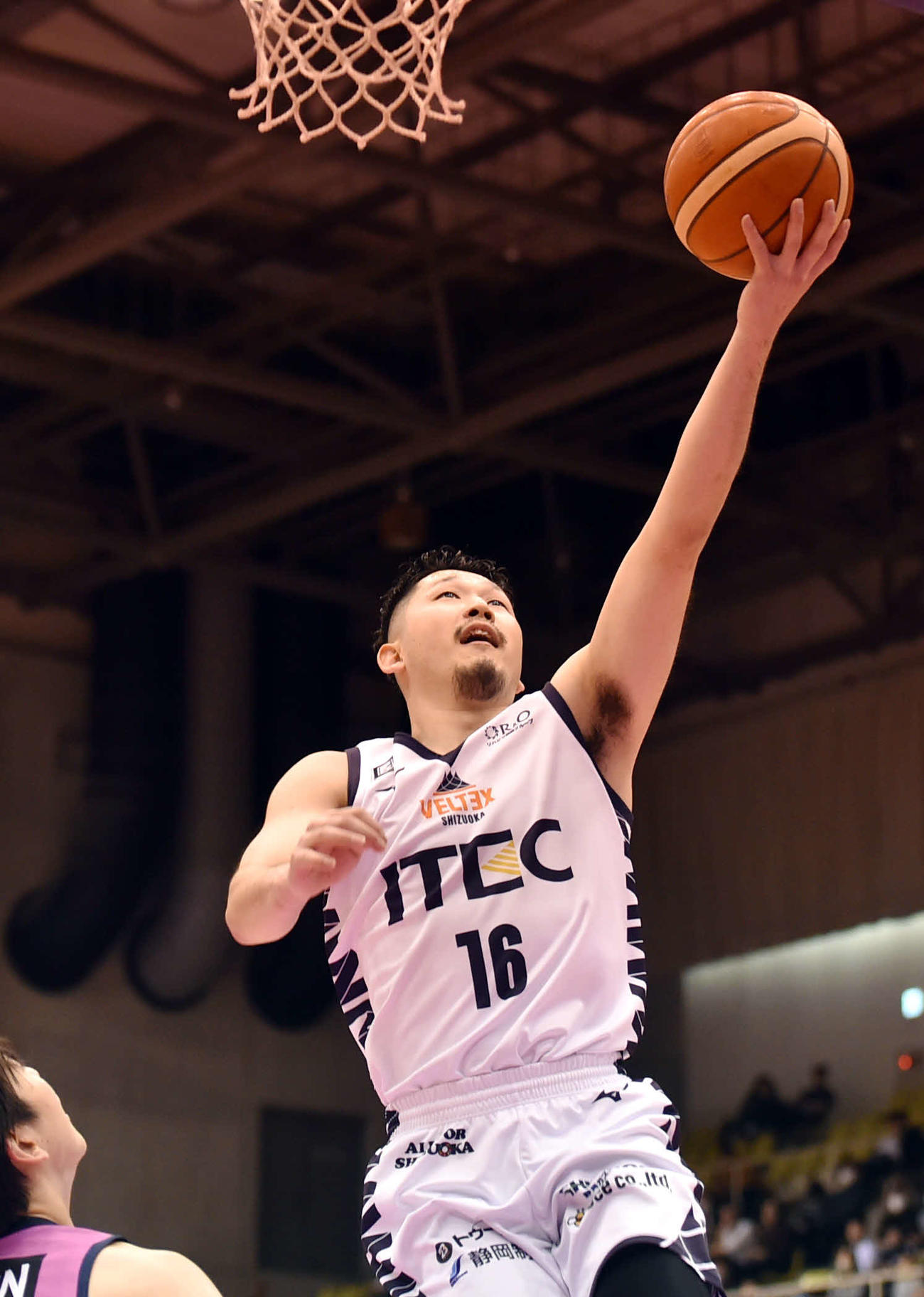 福島対静岡　第4Q、レイアップシュートをする静岡橋本（撮影・相沢孔志）