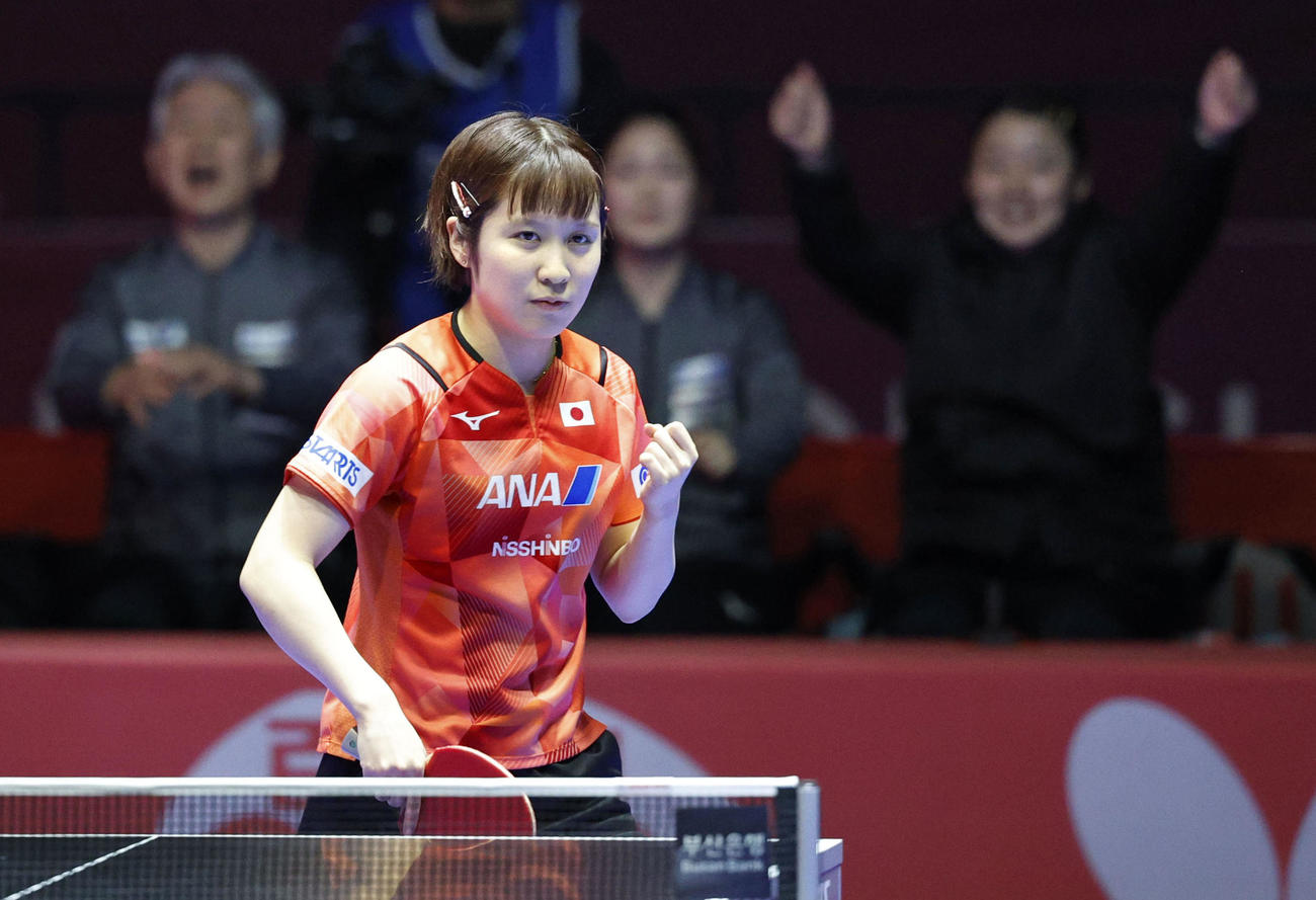 女子1次リーグ　イラン戦でポイントを奪い、ガッツポーズする平野美宇（共同）