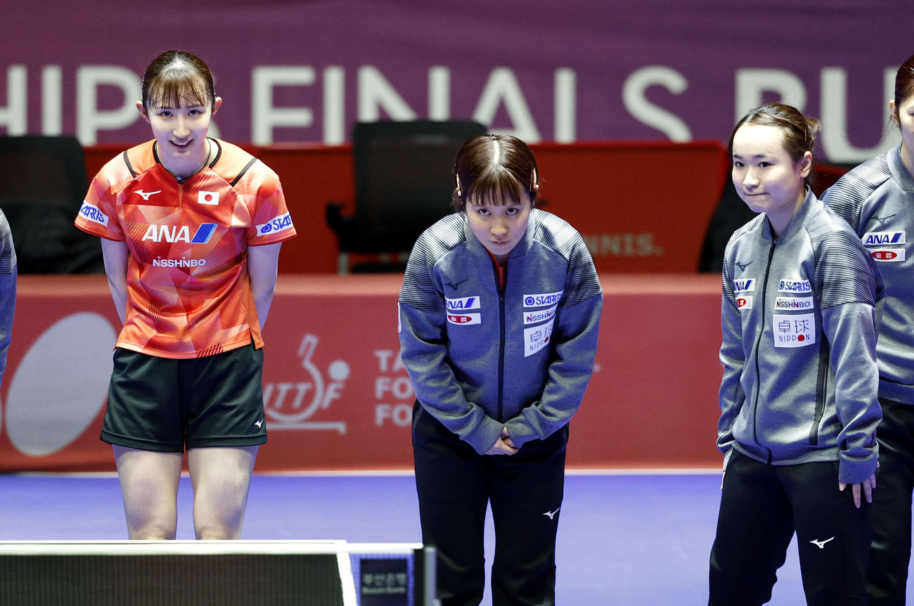 女子1次リーグでイランに勝利し、観客の声援に応える（左から）早田ひな、平野美宇、伊藤美誠（共同）