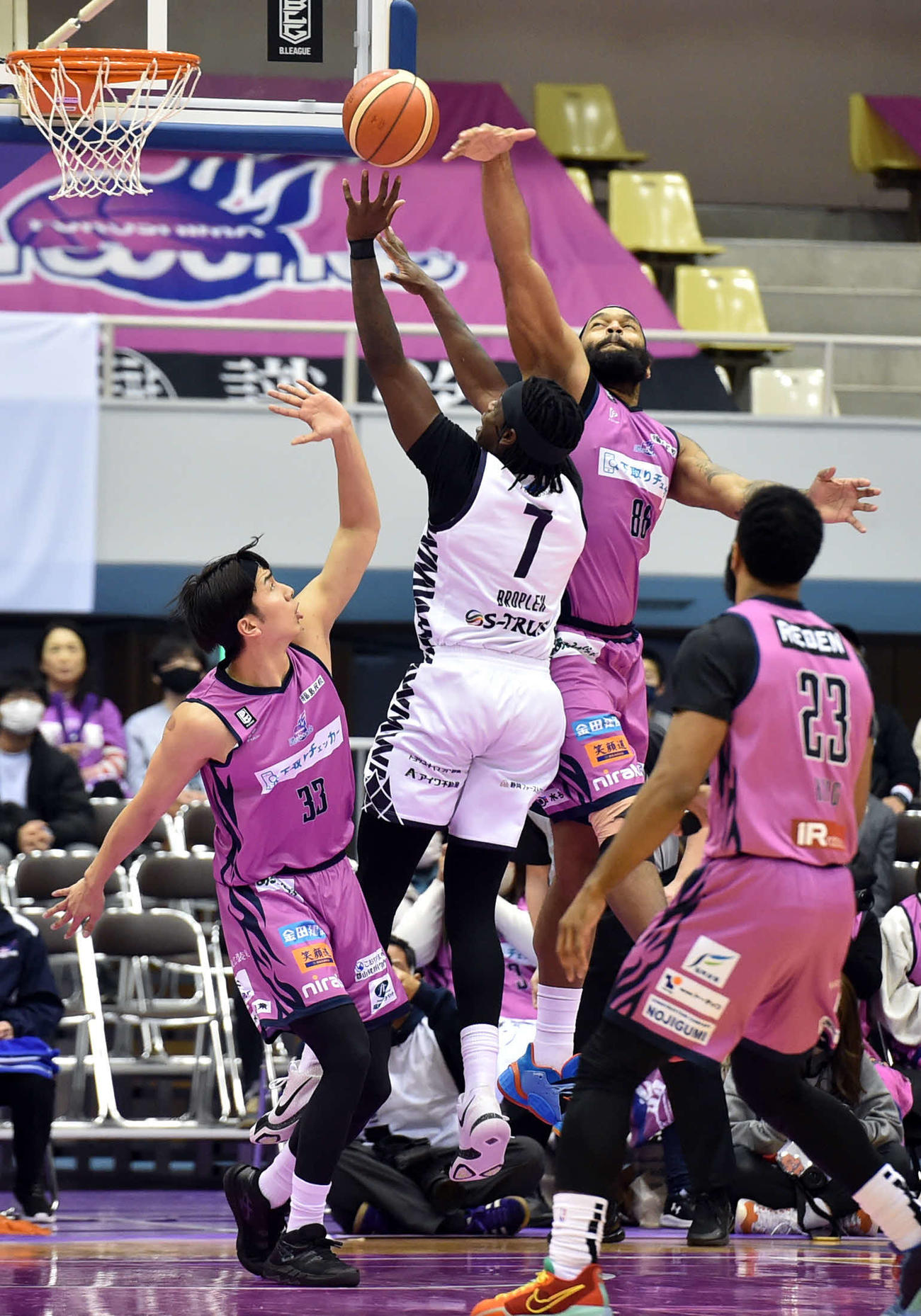 第1Q、右腕を高く上げてディフェンスする福島エチェニケ（後方）