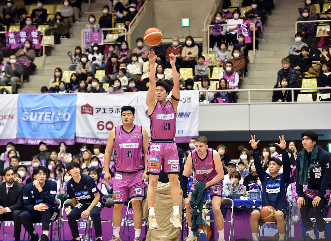 第2Q、3点シュートを決める福島多田（中央）
