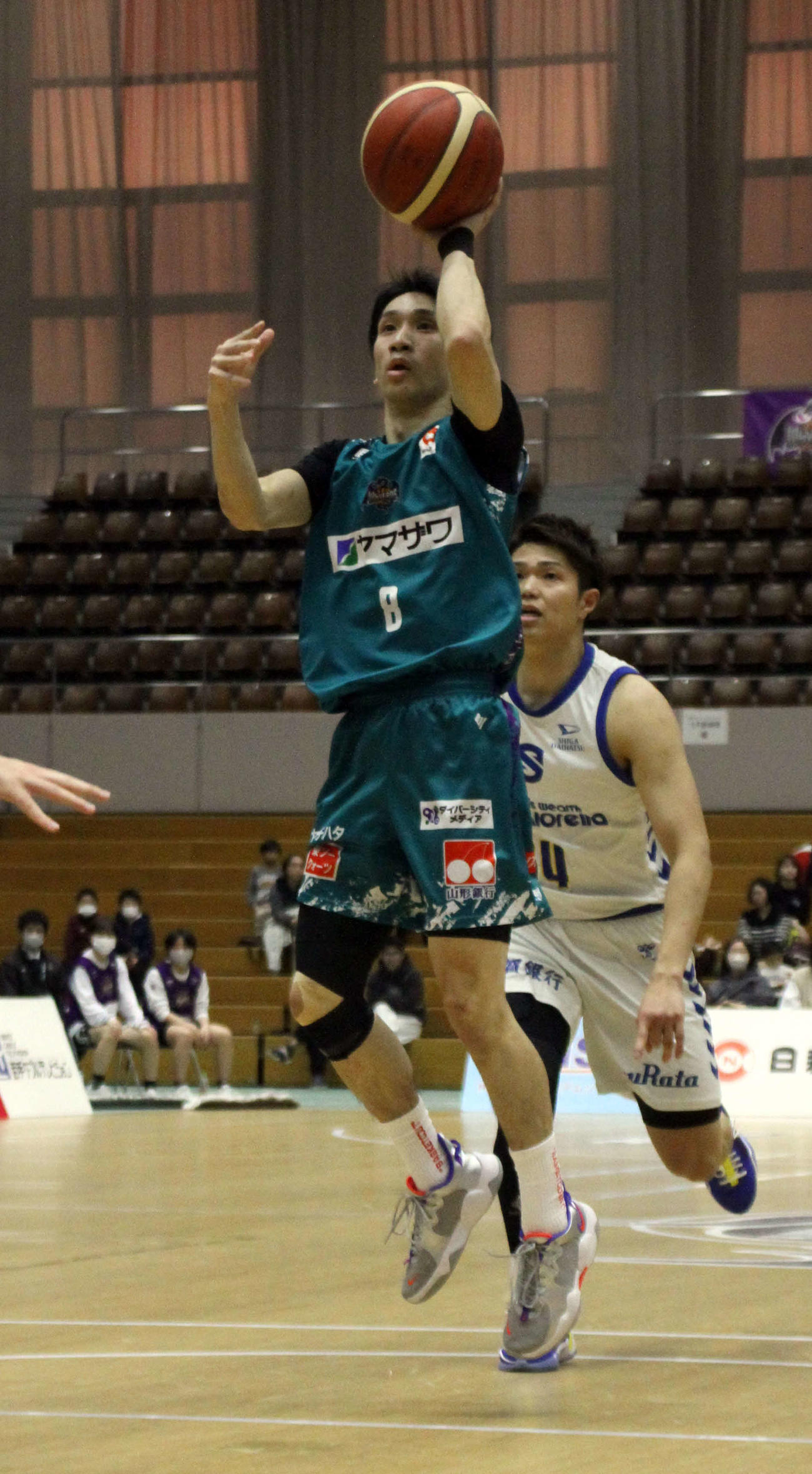 シュートを狙う山形村上
