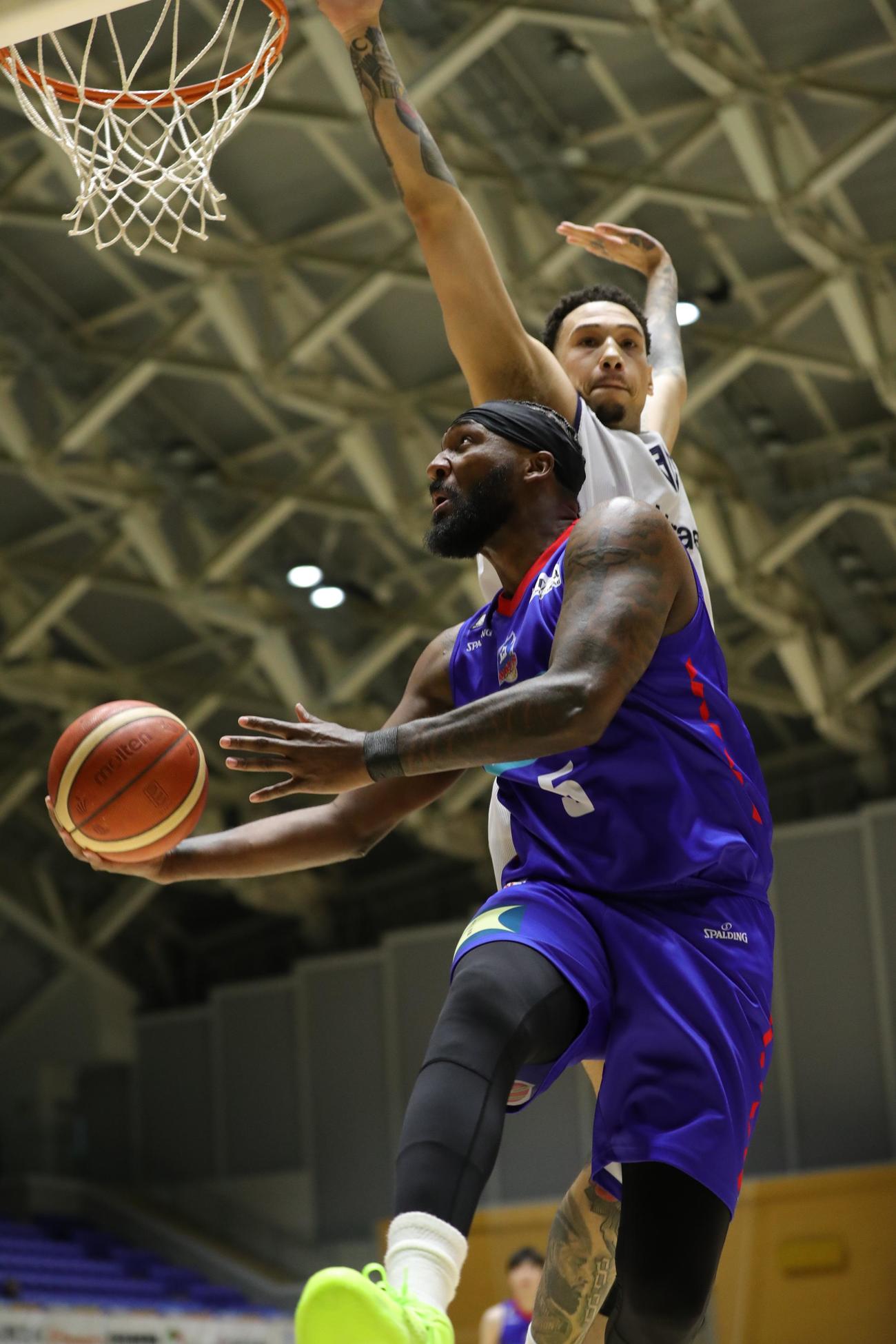 第2Q、ドリブル突破しシュートを狙う青森ハミルトン（C）B．LEAGUE