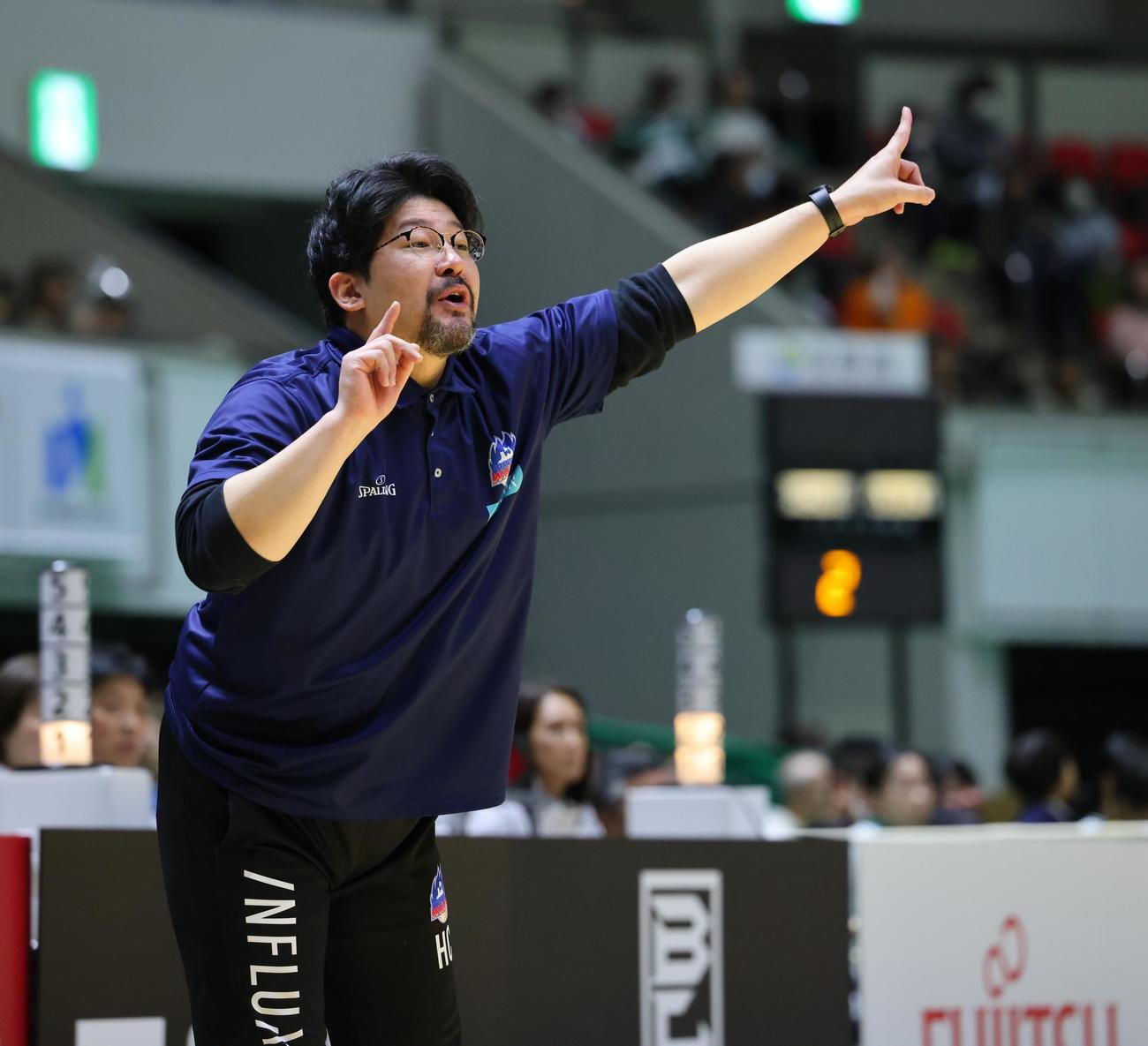 11日、神戸戦で選手に指示を出す高原前HC（C）B．LEAGUE