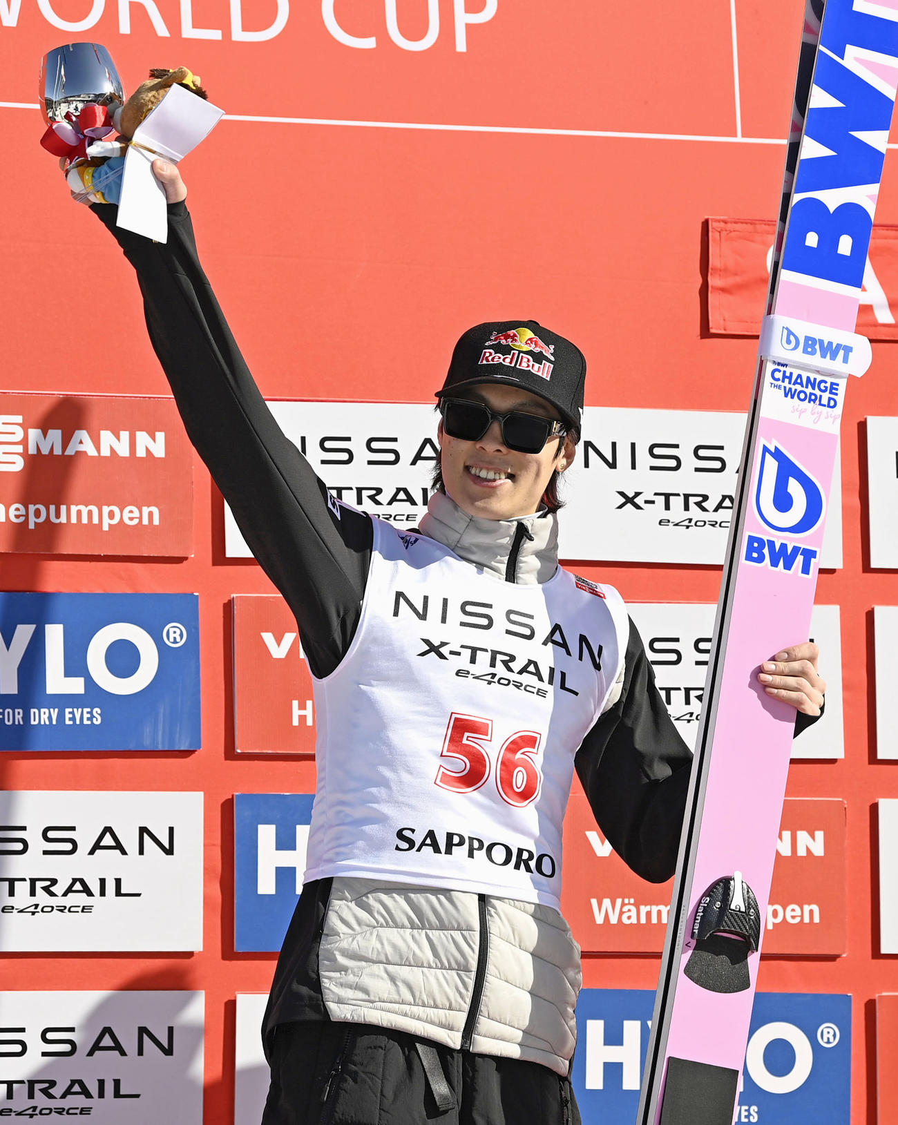 2戦連続の2位に入り、表彰台で声援に応える小林陵侑＝大倉山（共同）