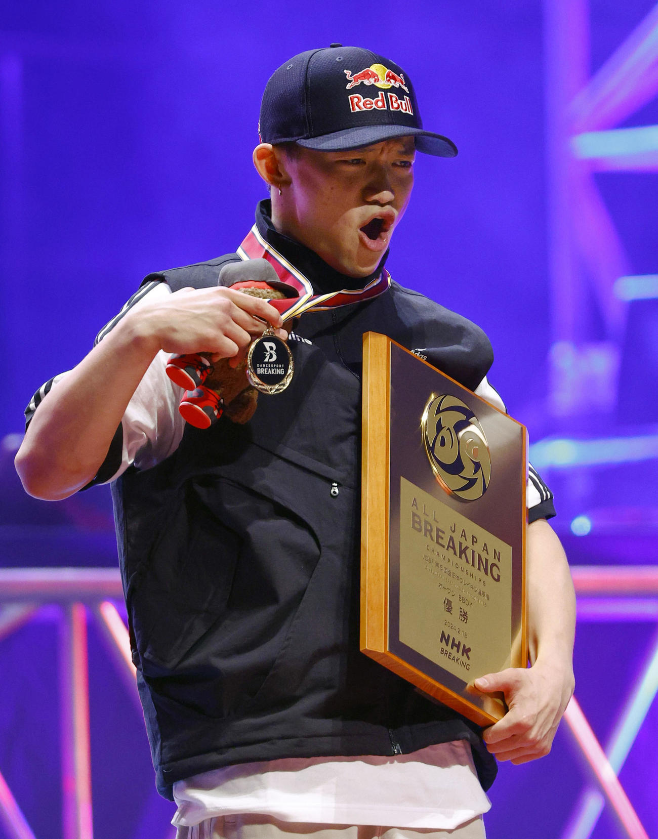 男子で優勝し、表彰式でメダルを掲げる菱川一心（共同）