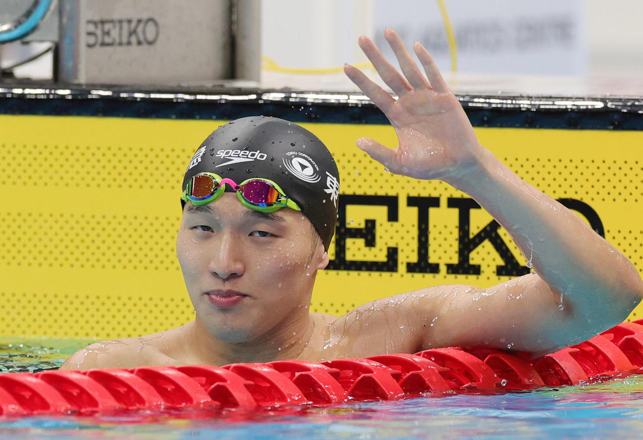 男子100メートル平泳ぎで優勝した深沢（撮影・野上伸悟）