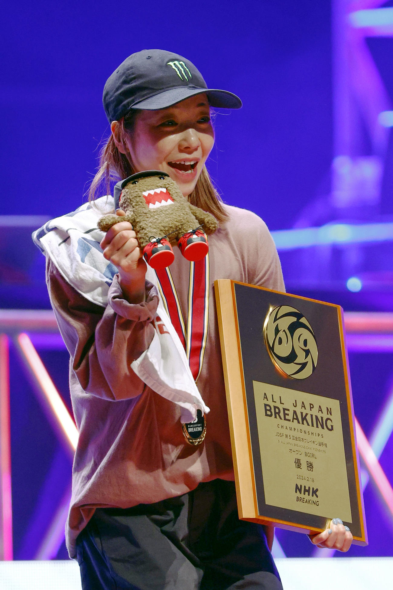 女子で優勝し、表彰式で笑顔を見せる福島あゆみ（共同）