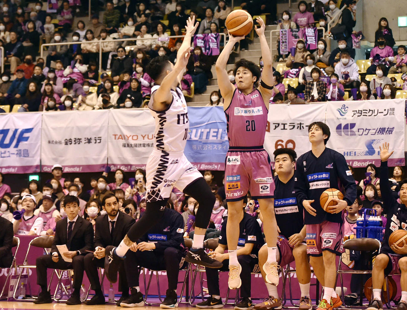 第1Q、3点シュートを打つ福島多田（撮影・相沢孔志）