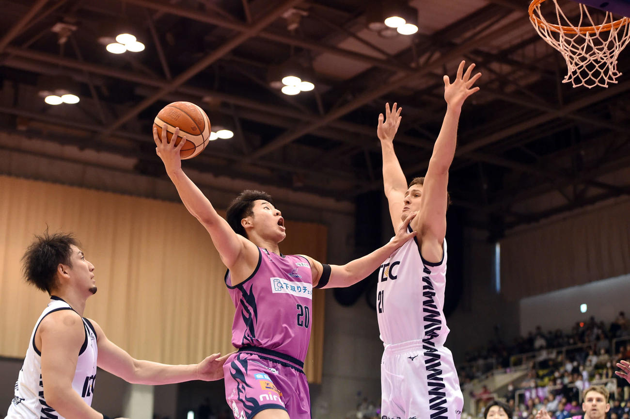 第1Q、シュートする福島多田（中央）