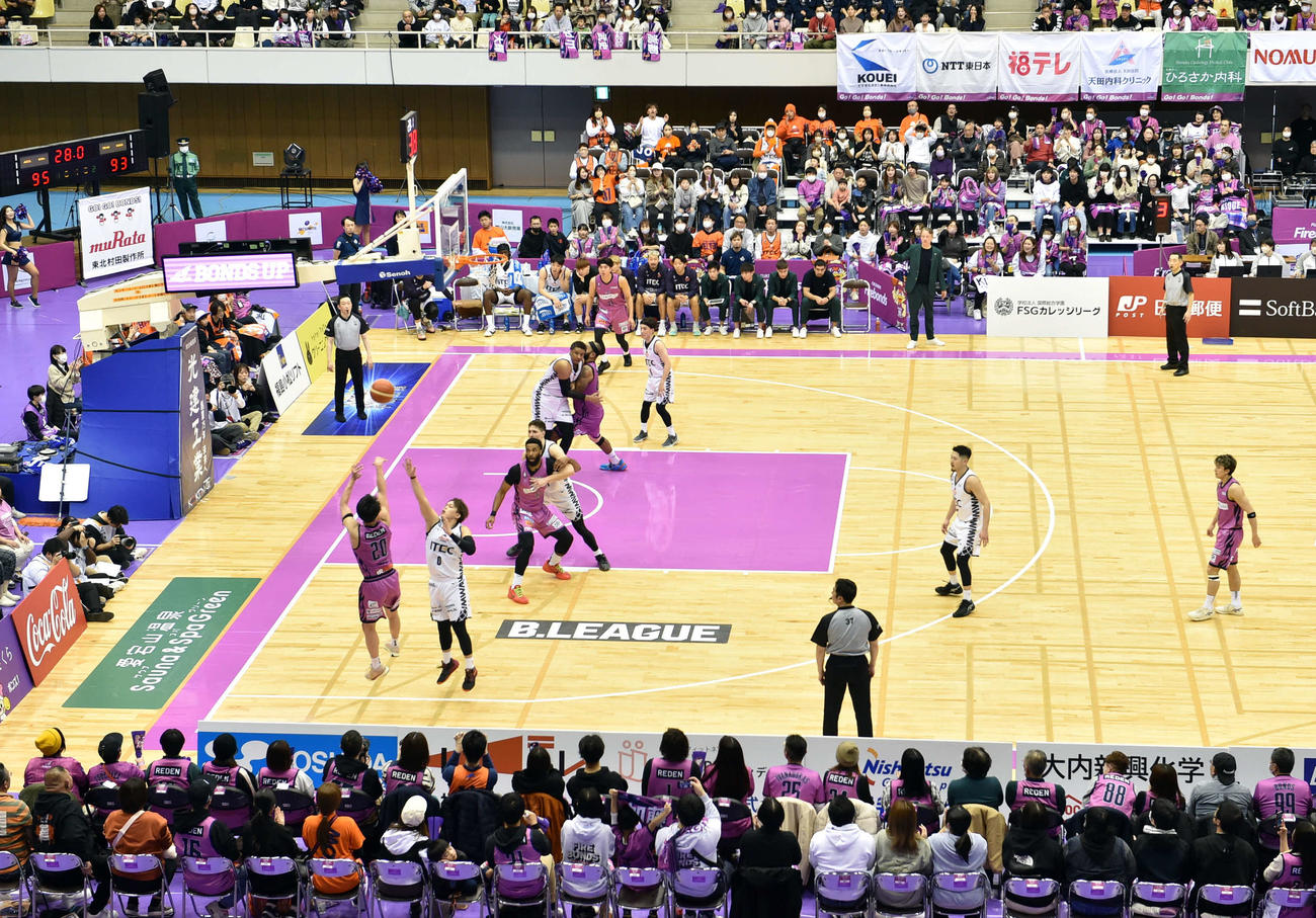 第4Q残り26秒、3点シュートを打つ福島多田（手前）（撮影・相沢孔志）