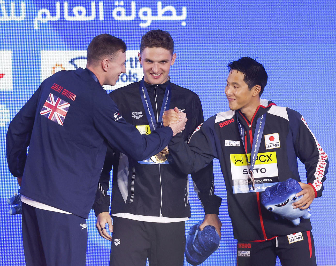 男子400メートル個人メドレー決勝で7大会連続の表彰台となる銅メダルを獲得した瀬戸大也（右）（共同）
