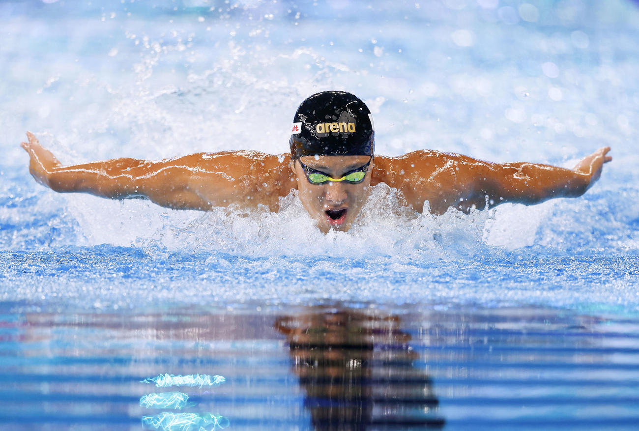 男子400㍍個人メドレー決勝　バタフライで力泳する瀬戸大也（共同）