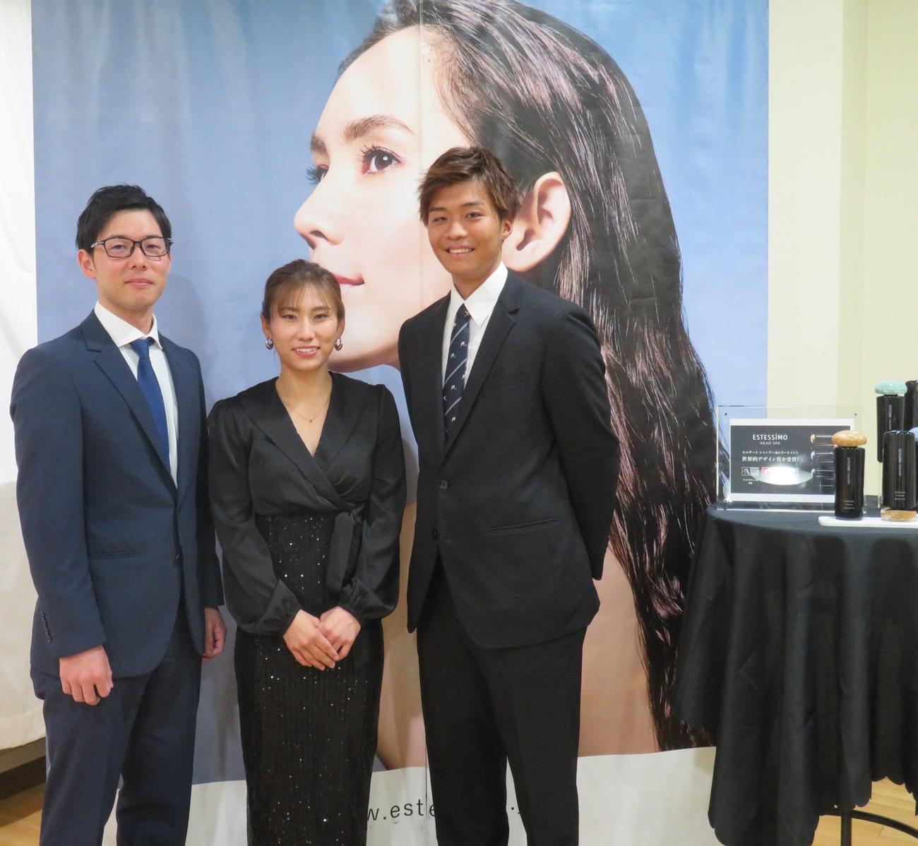 ヘアメークで華やかな装いとなったホッケー日本リーグ選手の左から安部竜之介、永井友理、藤島来葵