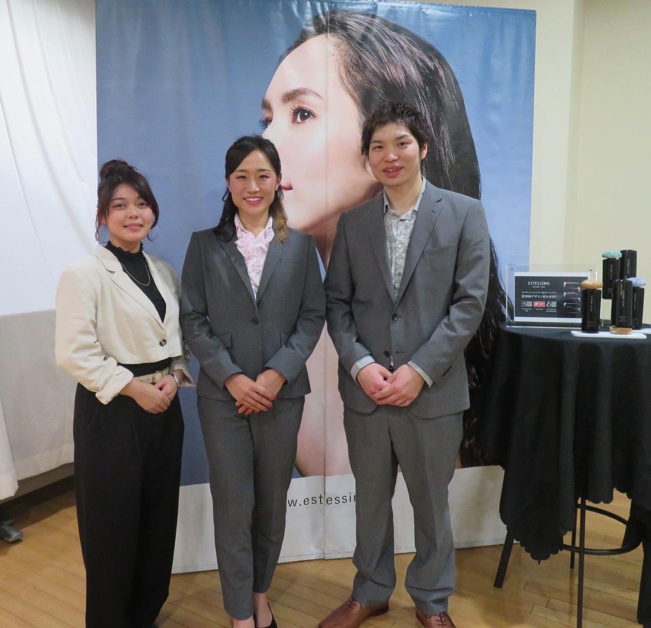 選手のヘアメークを企画したホッケー女子日本代表でタカラベルモント社員の及川栞（中央）とヘアメークを担当したスタイリスト（両端）