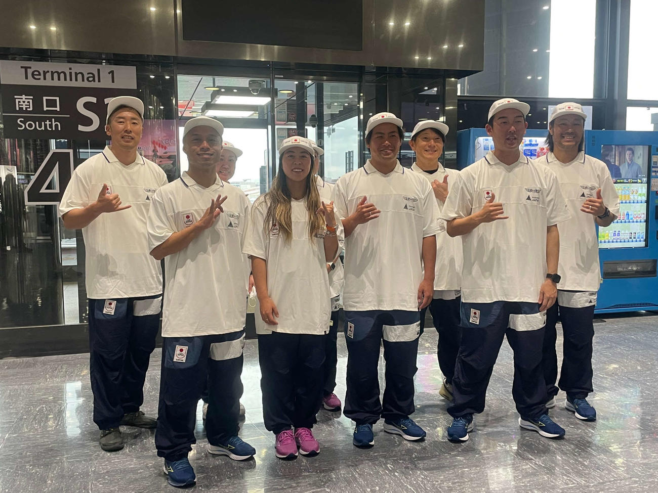 パリ五輪最終予選に向けて出国したサーフィン日本代表の選手たち