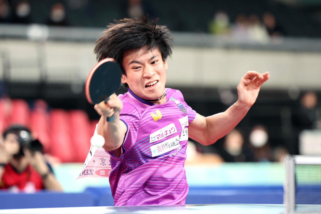 2024全日本卓球選手権大会男子シングルス決勝　フォアハンドで攻める戸上隼輔（2024年1月28日撮影）