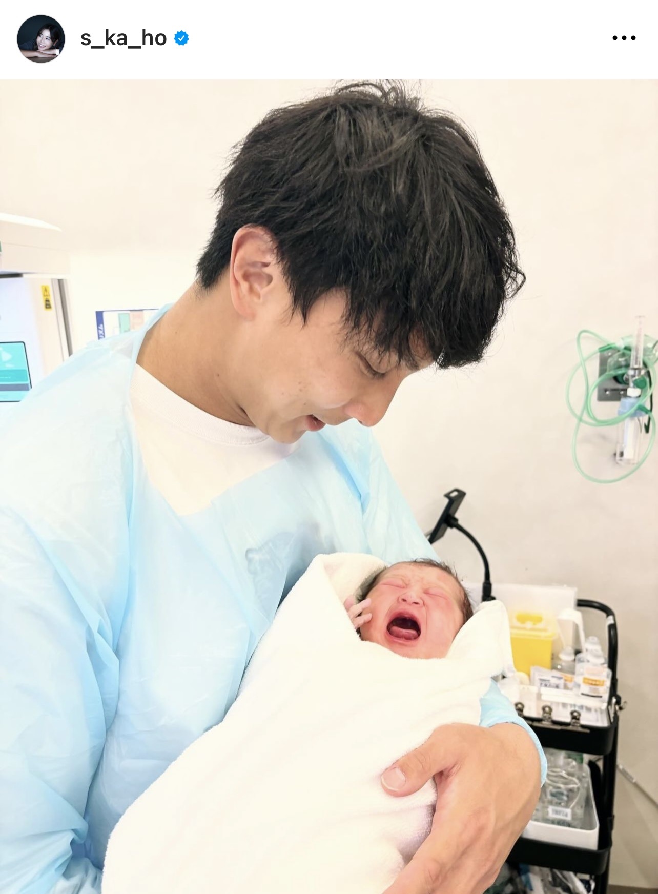 娘を抱っこする夫・松井千士（坂口佳穂のインスタグラムから）