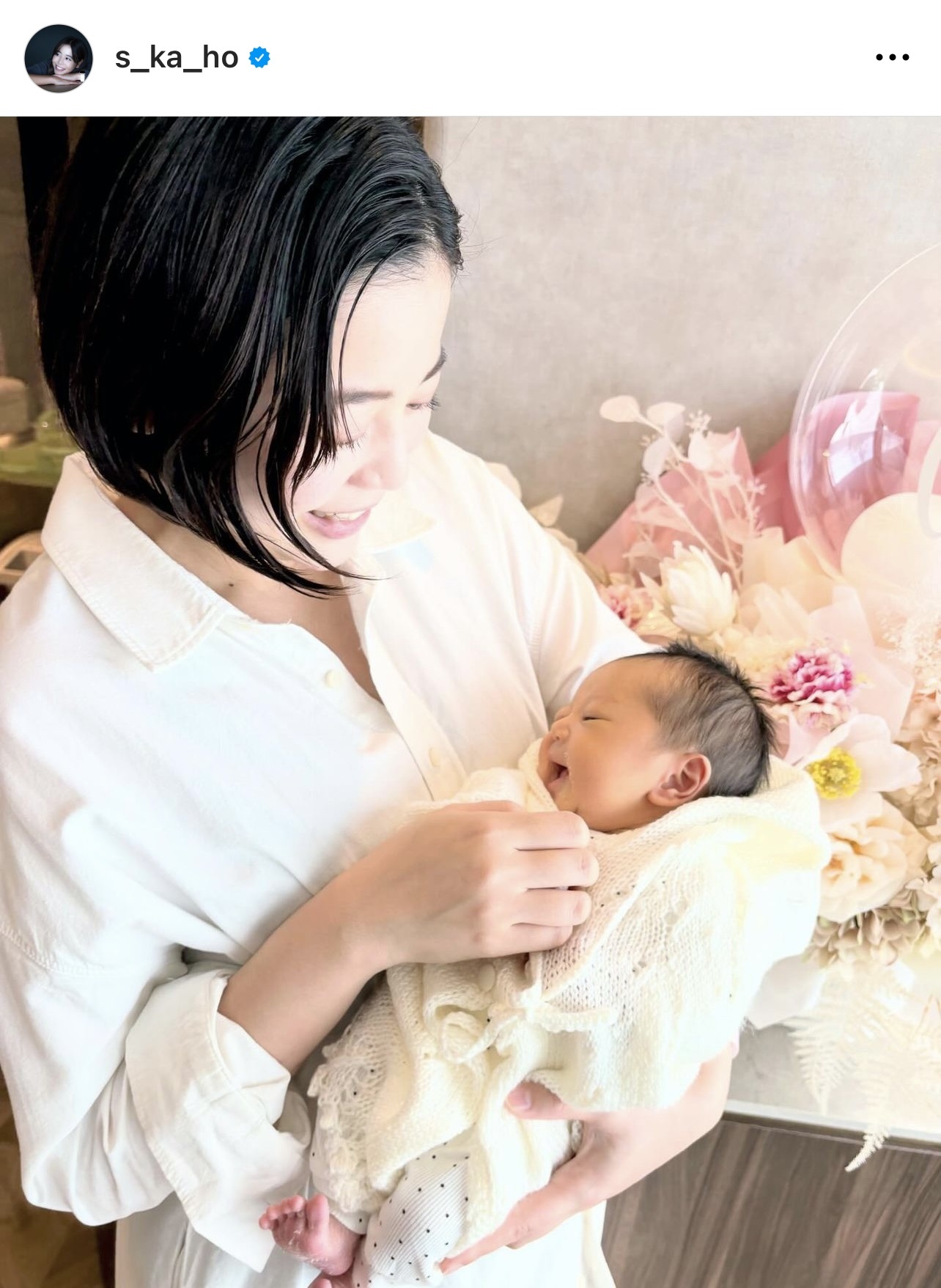 うれしそうに娘を抱っこする坂口佳穂（坂口佳穂のインスタグラムから）