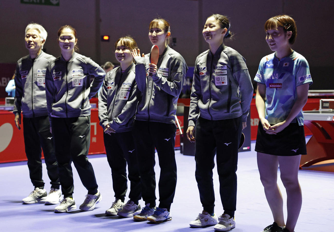 女子2回戦でクロアチアに勝利し歓声に応える（右から）平野美宇、張本美和、早田ひな、伊藤美誠、木原美悠、渡辺武弘監督（共同）