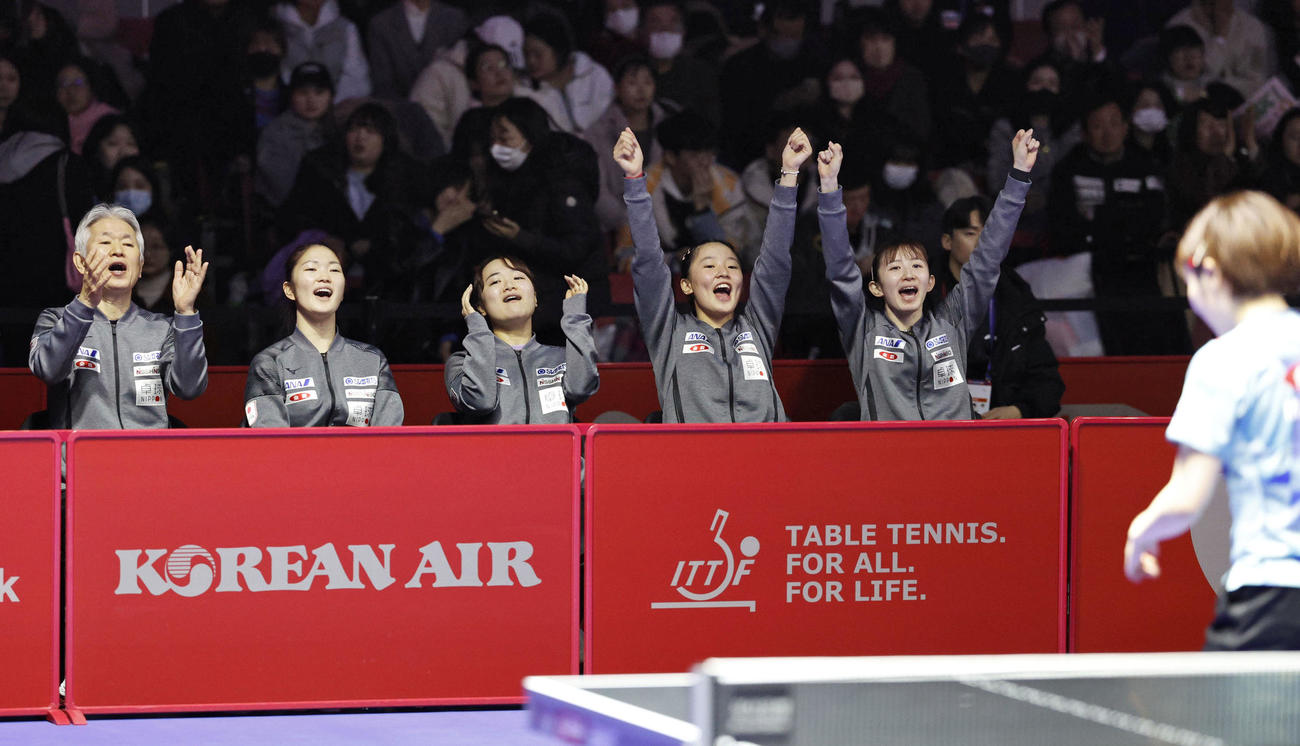 女子2回戦　クロアチア戦の第3試合で平野美宇（右端）の得点を喜ぶ（奥右から）早田ひな、張本美和ら（共同）