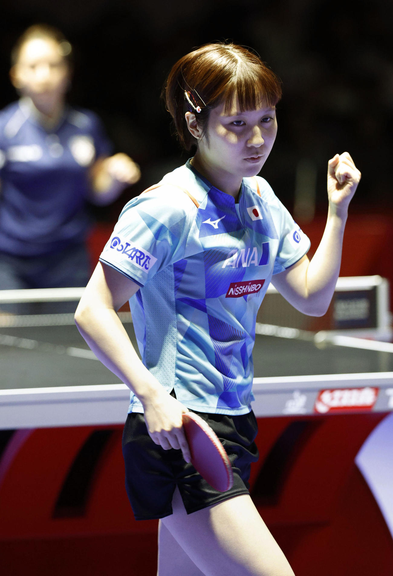 女子2回戦　クロアチア戦の第3試合でポイントを奪いガッツポーズする平野美宇＝釜山（共同）