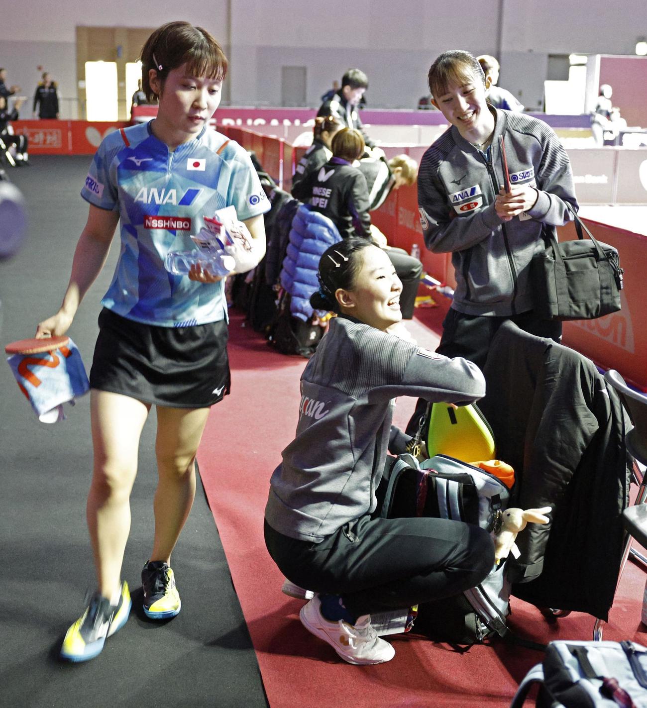 女子2回戦でクロアチアに勝利した、左から平野、張本、早田（共同）
