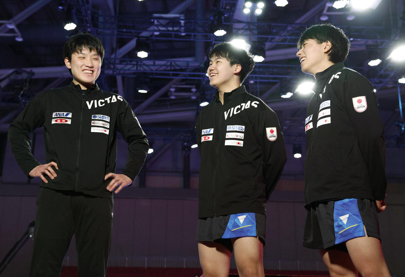 男子2回戦でオーストリアに勝利し笑顔の（左から）張本智和、松島輝空、篠塚大登＝釜山（共同）