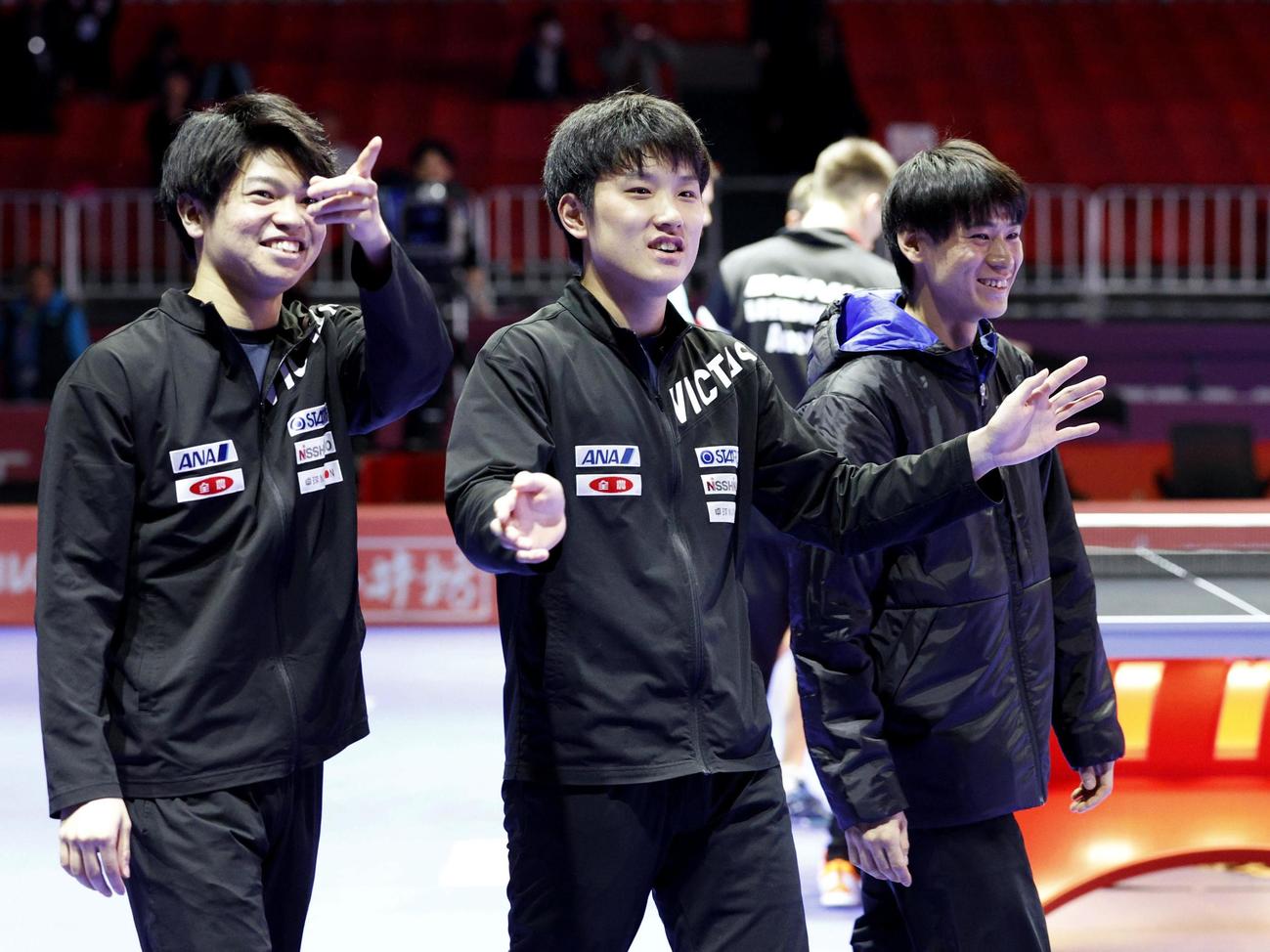 男子2回戦でオーストリアに勝利し笑顔の（左から）田中佑汰、張本智和、戸上隼輔＝釜山（共同）