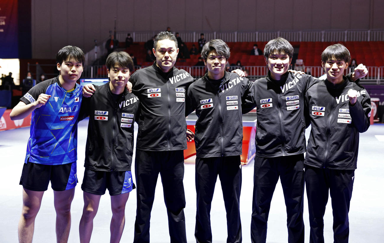 男子2回戦でオーストリアに勝利し8強入りを決め、笑顔の（右から）戸上隼輔、張本智和、田中佑汰、田勢邦史監督、篠塚大登、松島輝空。パリ五輪の団体出場権とシングルス2枠を獲得した＝釜山（共同）