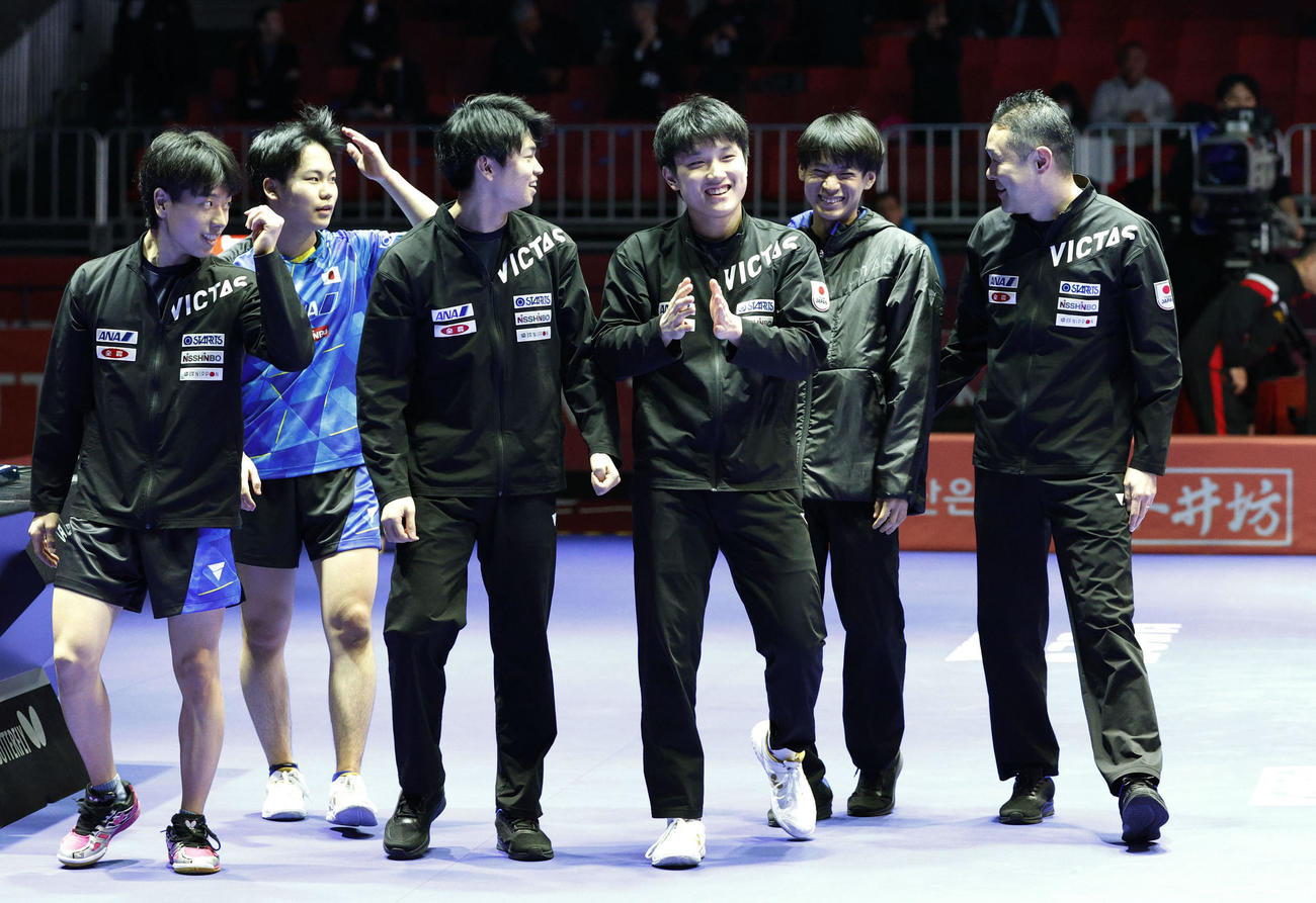 男子2回戦でオーストリアに勝利し笑顔の張本智和（右から3人目）ら日本代表＝釜山（共同）
