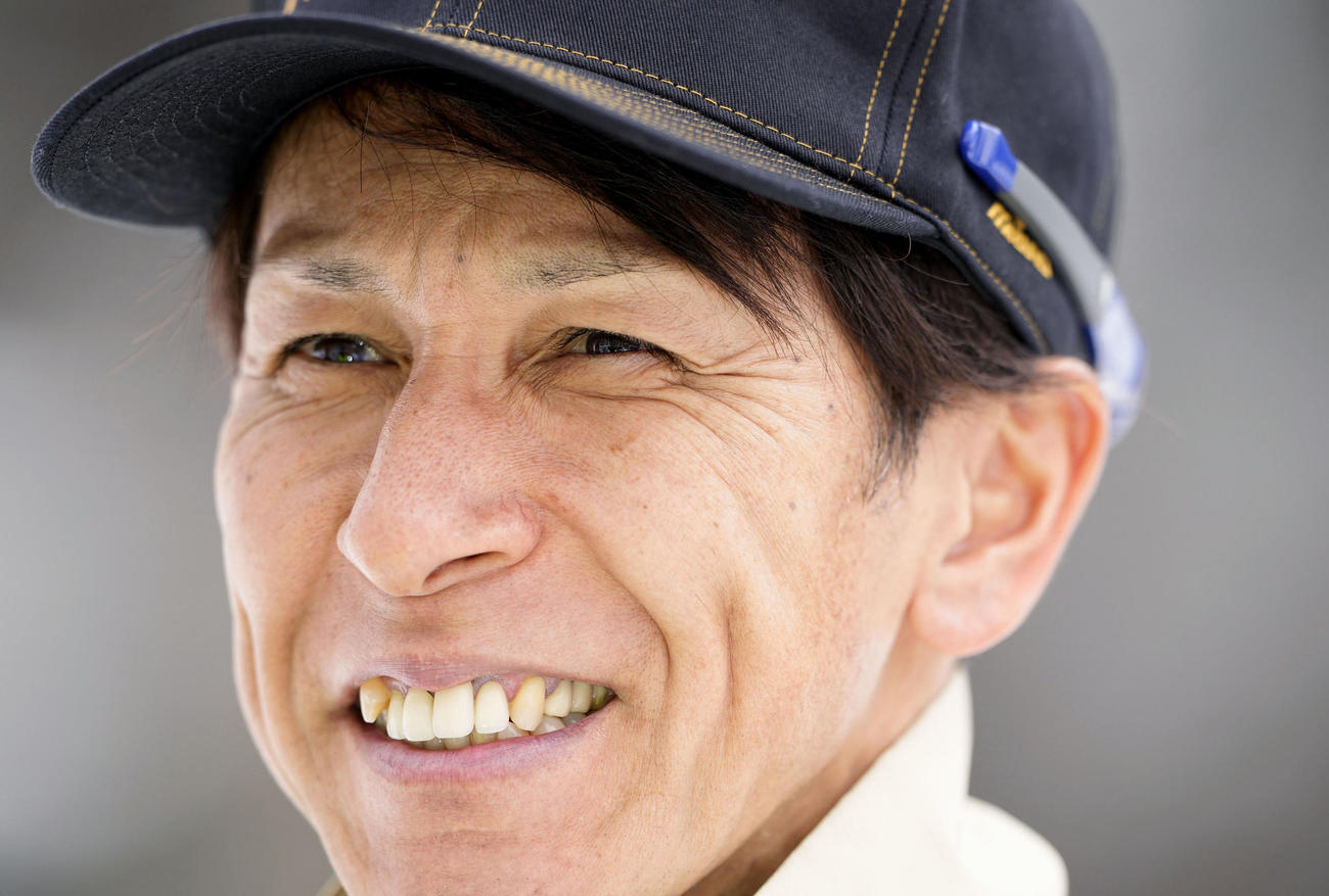 成年男子Bジャンプで初優勝し、笑顔で取材に応じる北海道・葛西紀明(共同)