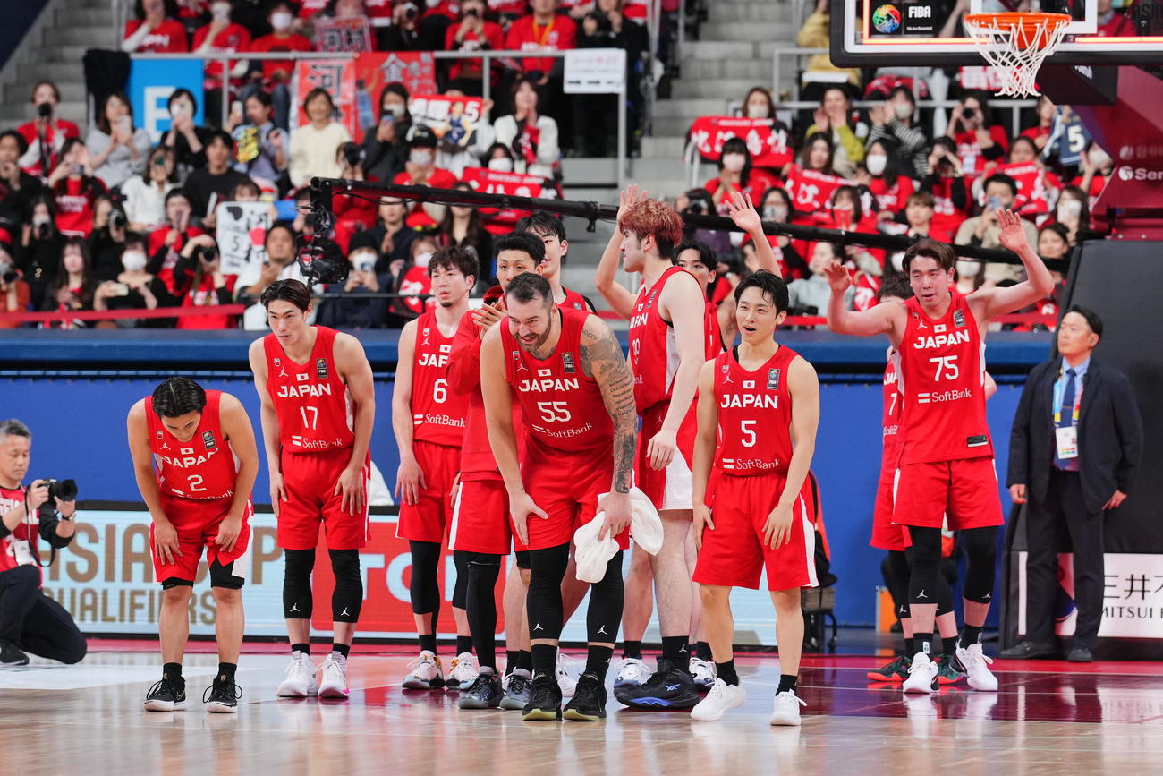 日本対グアム　グアムに勝利しスタンドにあいさつする日本代表の選手たち（撮影・垰建太）