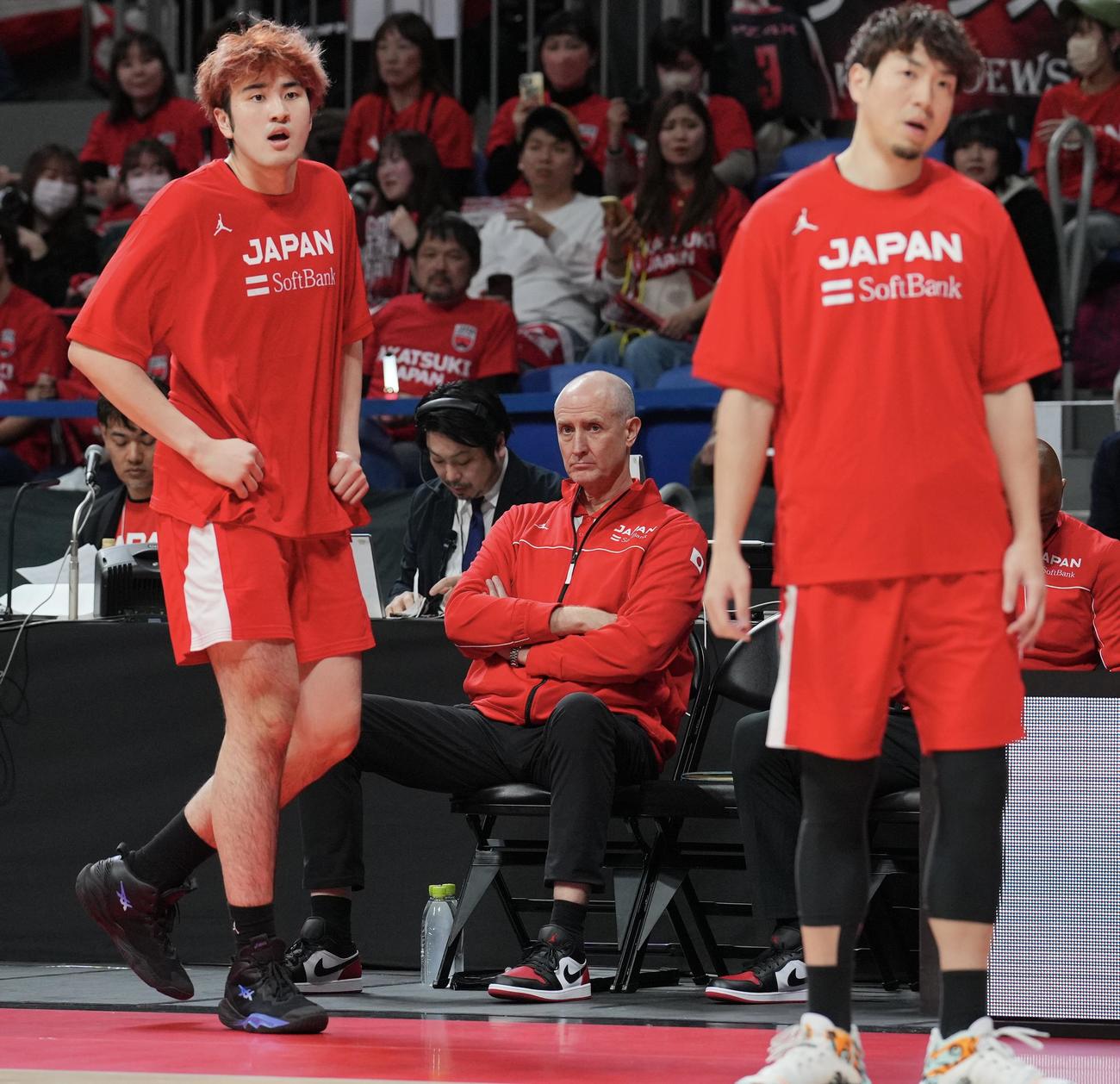 日本対グアム　ウォーミングアップする選手たちを見つめる日本のホーバス監督（中央）（撮影・垰建太）