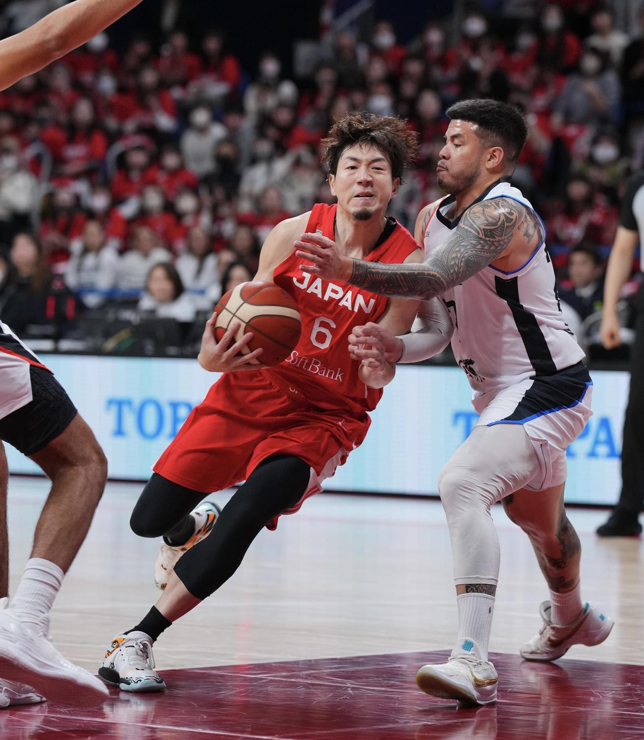 日本対グアム　第1Q、ドリブルで切り込む比江島（撮影・垰建太）