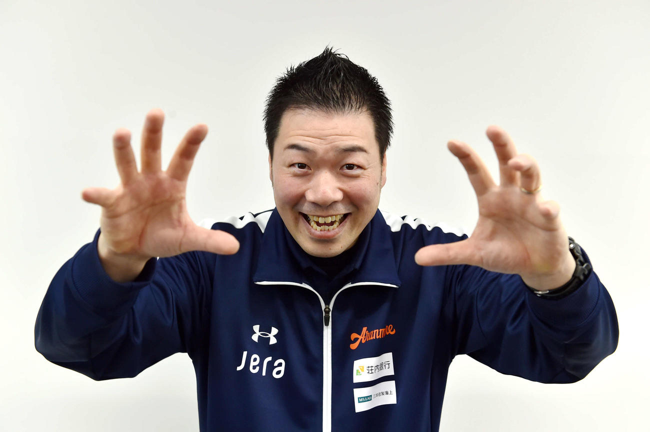 目の前の「勝利」を奪うように両手を広げるアランマーレ山形・北原監督（撮影・相沢孔志）