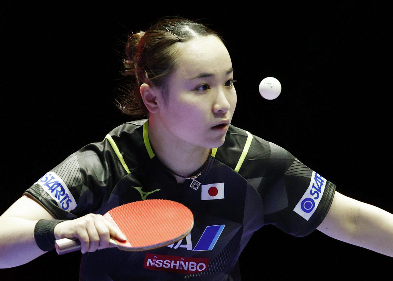 女子準々決勝　ルーマニア戦の第1試合でプレーする伊藤美誠＝釜山（共同）
