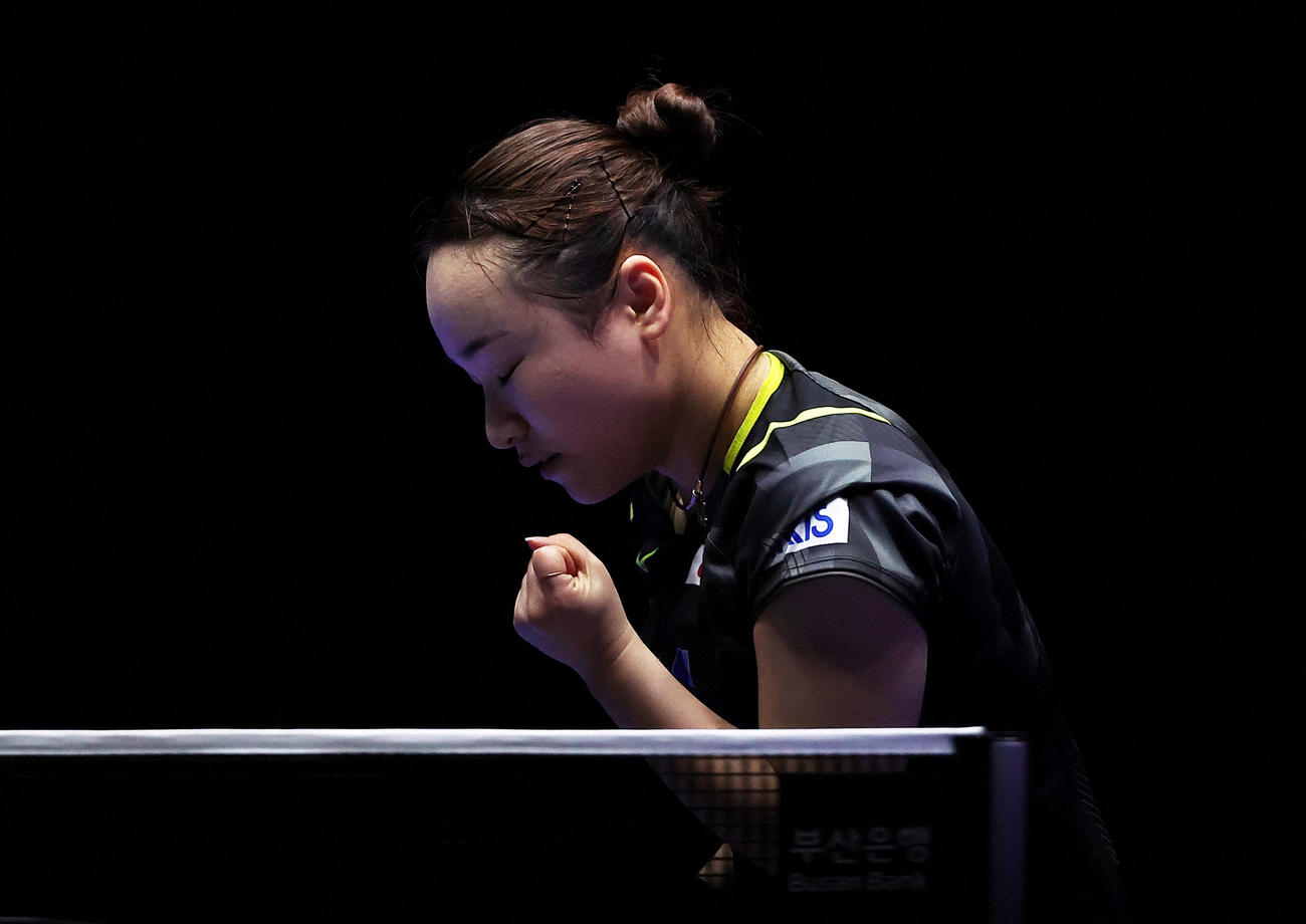 女子準々決勝　ルーマニア戦の第1試合でプレーする伊藤美誠（AP）