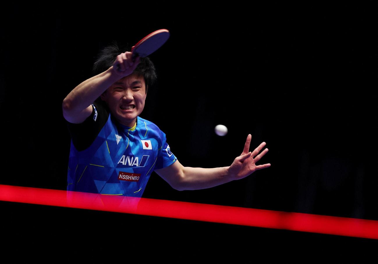 男子準々決勝でプレーする、張本智和（ロイター）
