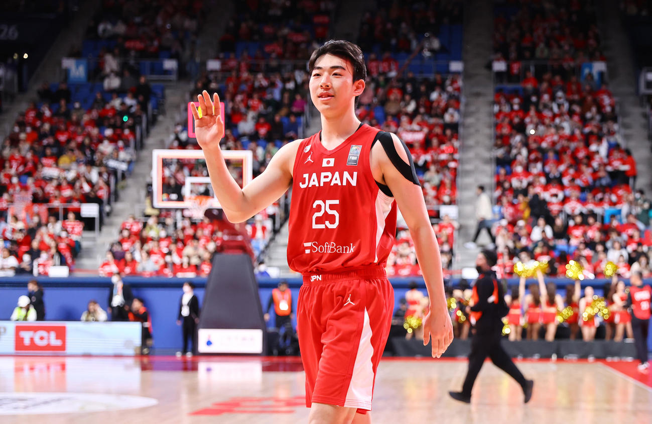 日本対グアム　グアムに勝利し笑顔でファンに手を振る川島（撮影・垰建太）