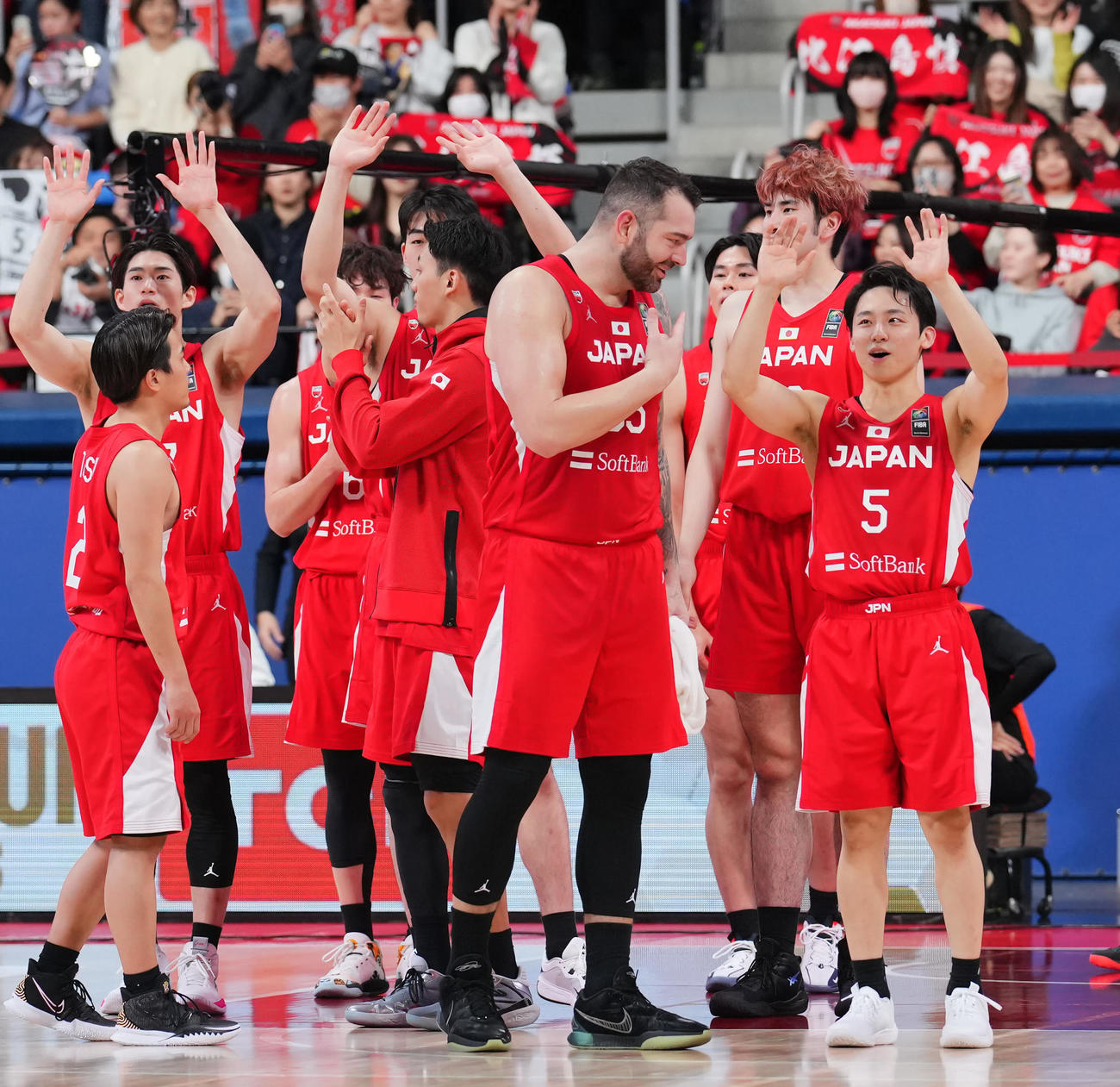 日本対グアム　グアムに勝利し笑顔で言葉を交わす河村（右）とハレルソン（同3人目）（撮影・垰建太）
