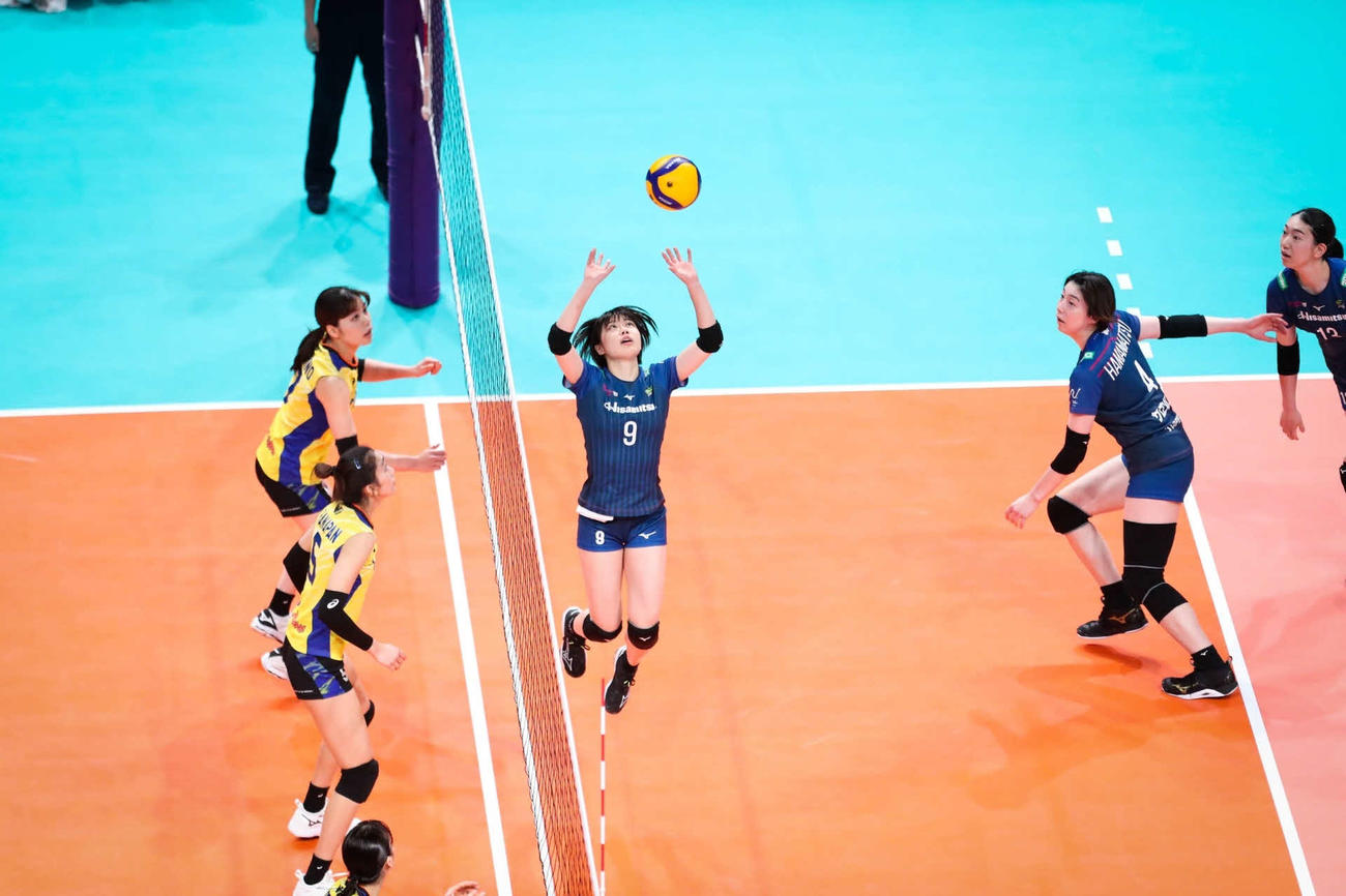 トスを上げる久光の万代（中央）（C）SAGA久光スプリングス株式会社
