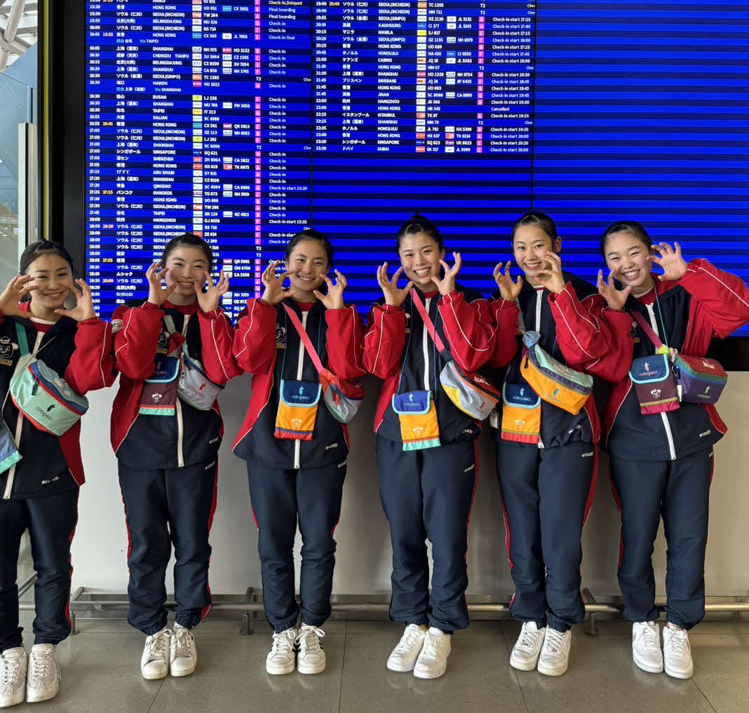 関西国際空港からアメリカ遠征に出発する箕面自由学園チアリーダー部のメンバー