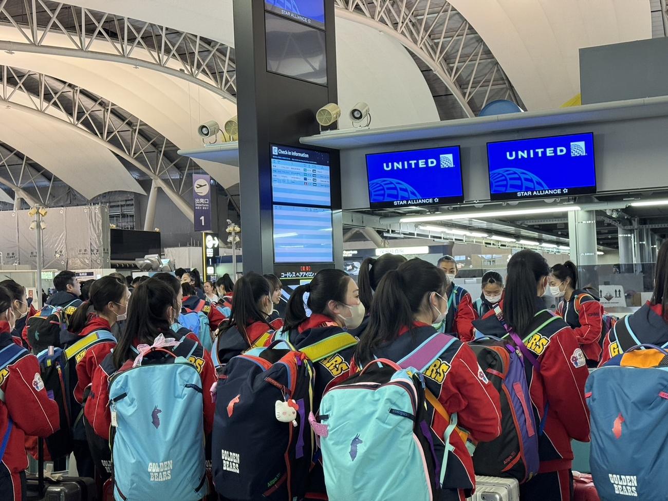 関西国際空港からアメリカ遠征に出発する箕面自由学園の選手