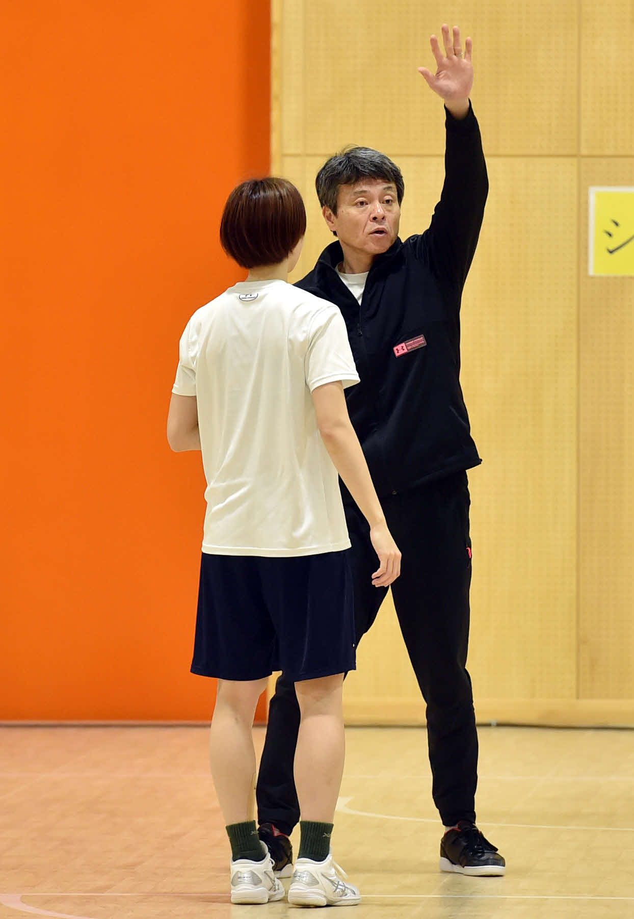 指示を与える小嶋HC