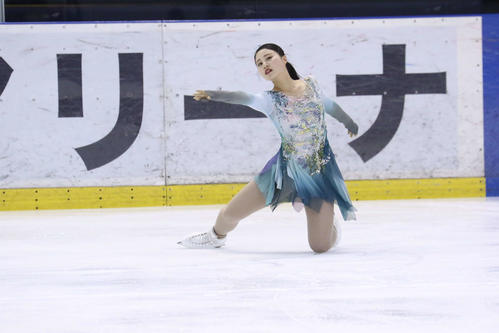 演技する白岩優奈