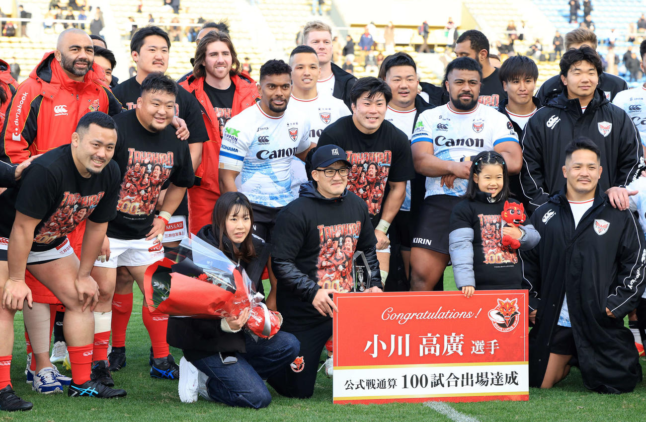 BL東京対横浜　試合後、公式戦100試合出場達成したBL東京小川高広（中央）を囲み記念撮影するリーチ・マイケル（左上）ら選手たち（撮影・浅見桂子）