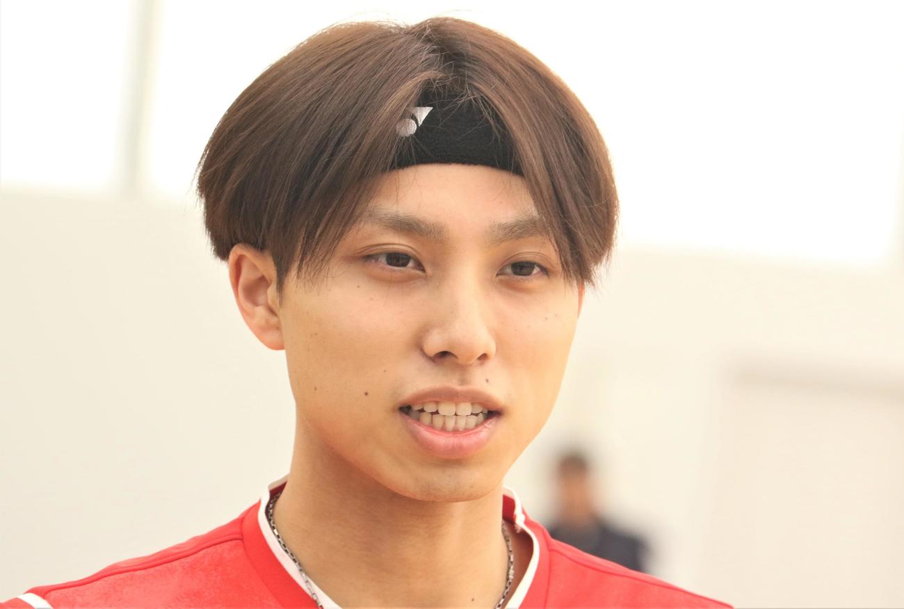 練習を公開したバドミントン男子の奈良岡（撮影・藤塚大輔）